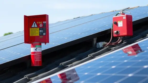 Sécurité Incendie des Panneaux Solaires : Prévention, Normes et Bonnes Pratiques 2026